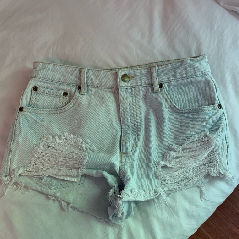 Distressed light wash jean shorts ✨